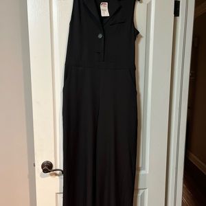Ladies jumpsuit Sz L, NWT, color Blk